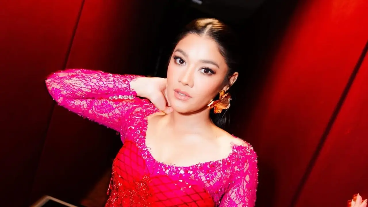 Naysila Mirdad saat Premier Film Mertua Ngeri Kali kenakan baju tradisional modern. [@naymirdad]