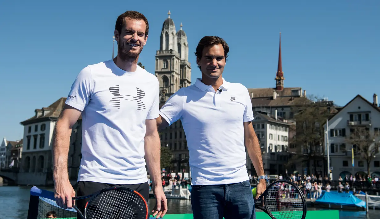 Petenis Roger Federer dan petenis Andy Murray berpose seusai pertandingan amal di sebuah lapangan kecil di atas sungai Kota Zurich, Senin (10/4). Pertandingan amal itu mampu menggalang dana sebesar 2 juta euro (Rp28 miliar). (Ennio Leanza/Keystone via AP)