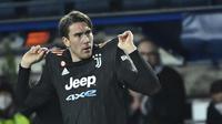 Penyerang Juventus, Dusan Vlahovic berselebrasi usai mencetak gol ke gawang Empoli pada pertandingan lanjutan Liga Serie A Italia di stadion Carlo-Castellani di Empoli, Minggu (27/2/2022). Vlahovic mencetak dua gol dan mengantar Juventus menang atas Empoli 3-2. (AFP/Alberto Pizzoli)