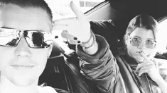 Keakraban Justin Bieber dan model bernama Sofia Richie di dalam mobil, Jepang. Foto Justin dengan gadis yang digosipkan sebagai pacar barunya ini menghebohkan dunia maya. (Instagram/ justinbieber)