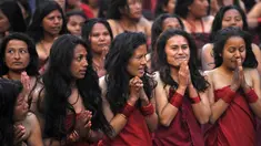 Ratusan wanita Nepal mandi bersama di Sungai Bagmati saat Festival Swasthani, Kathmandu, Selasa (20/1/2015). (AFP Photo/Prakash Mathema)
