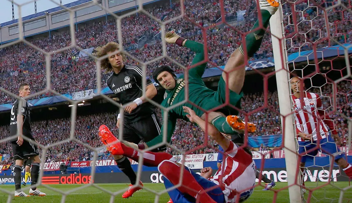 Kiper Chelsea, Petr Cech (tengah) bertabrakan dengan Raul Garcia (Atl Madrid) dalam laga pertama semifinal Liga Champions di stadion Vicente Calderon, Madrid, (23/4/2014). (REUTERS/Sergio Perez)