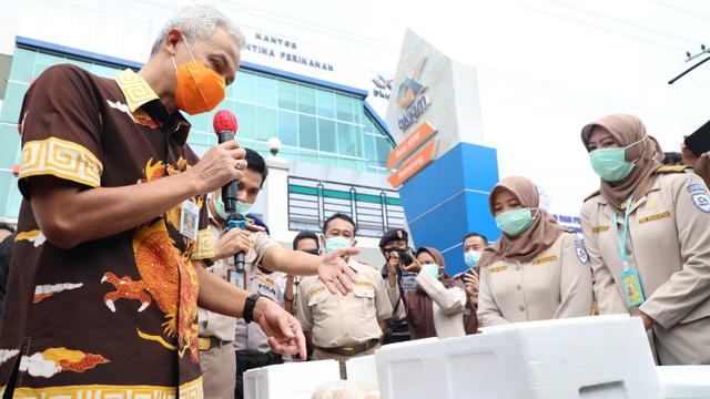 Gubernur Ganjar Pranowo, saat melihat produk ekspor sektor kelautan dan perikanan asal Jateng untuk ekpor ke Amerika, Jepang dan China. (Foto: Liputan6.com/Felek Wahyu)
