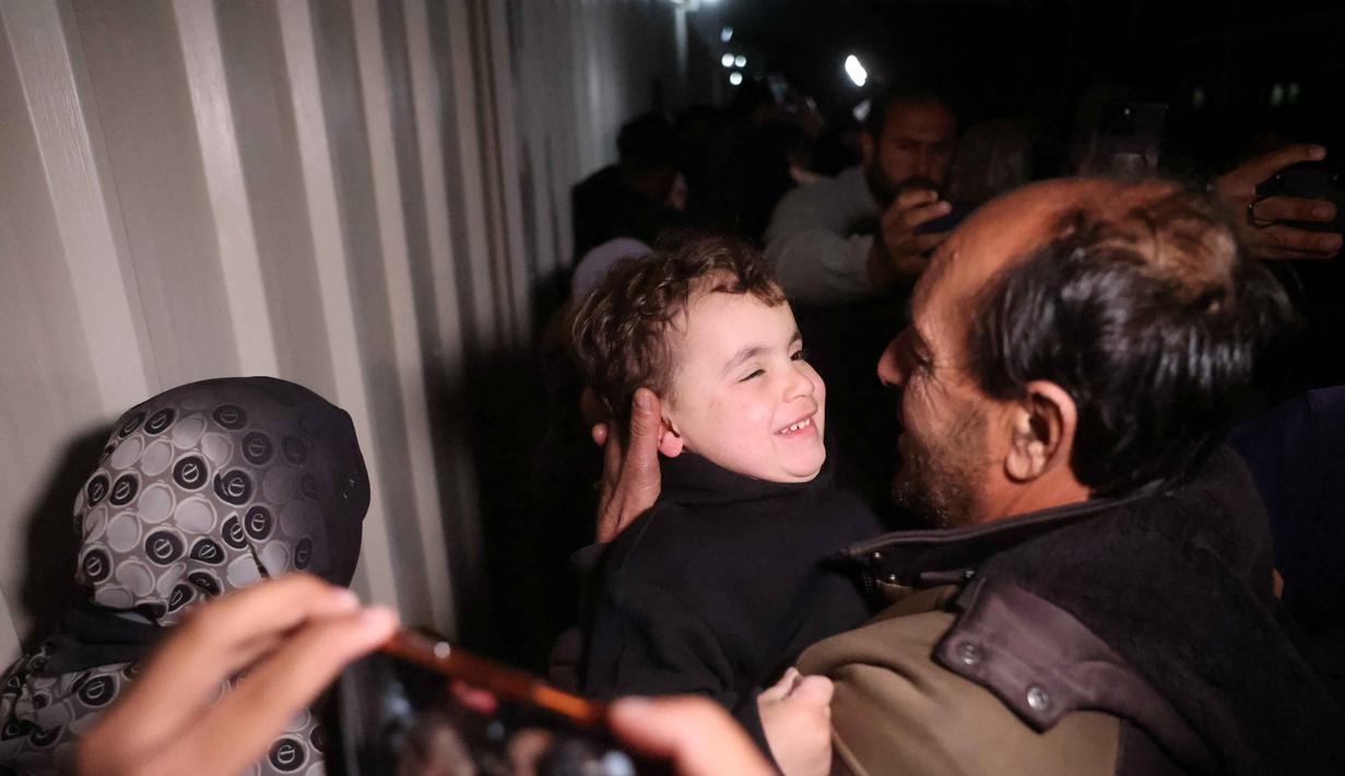 Hanya sedikit saja warga Gaza yang boleh melintas, bahkan jika mereka sangat memerlukan perawatan di luar. Tampak dalam foto, warga Palestina yang datang dari penyeberangan Rafah, Mesir, tiba di Rumah Sakit Nasser di Khan Yunis, Jalur Gaza selatan pada 2 Februari 2026. (Bashar Taleb/AFP)