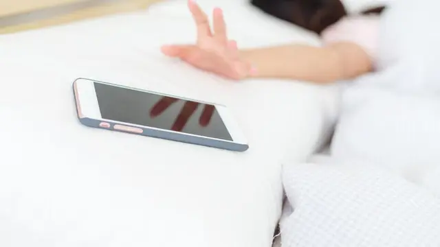 Harus Berapa Jauh Meletakkan Ponsel Tempat Tidur?
