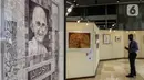 Pengamanan dalam DPR  melihat karya lukis dan karya foto pada pameran 150 Tahun Mahatma Gandhi di kompleks Parlemen, Senayan, Jakarta, Jumat (2/10/2020). Dalam pameran ini juga memperingati 150 tahun hari kelahiran Mahatma Gandhi serta Peringatan Hari Anti Kekerasan Dunia. (Liputan6.com/Johan Tallo)