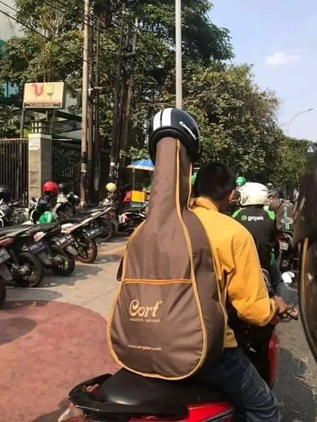 6 Gaya Bawa Barang di Motor yang Tak Boleh Ditiru