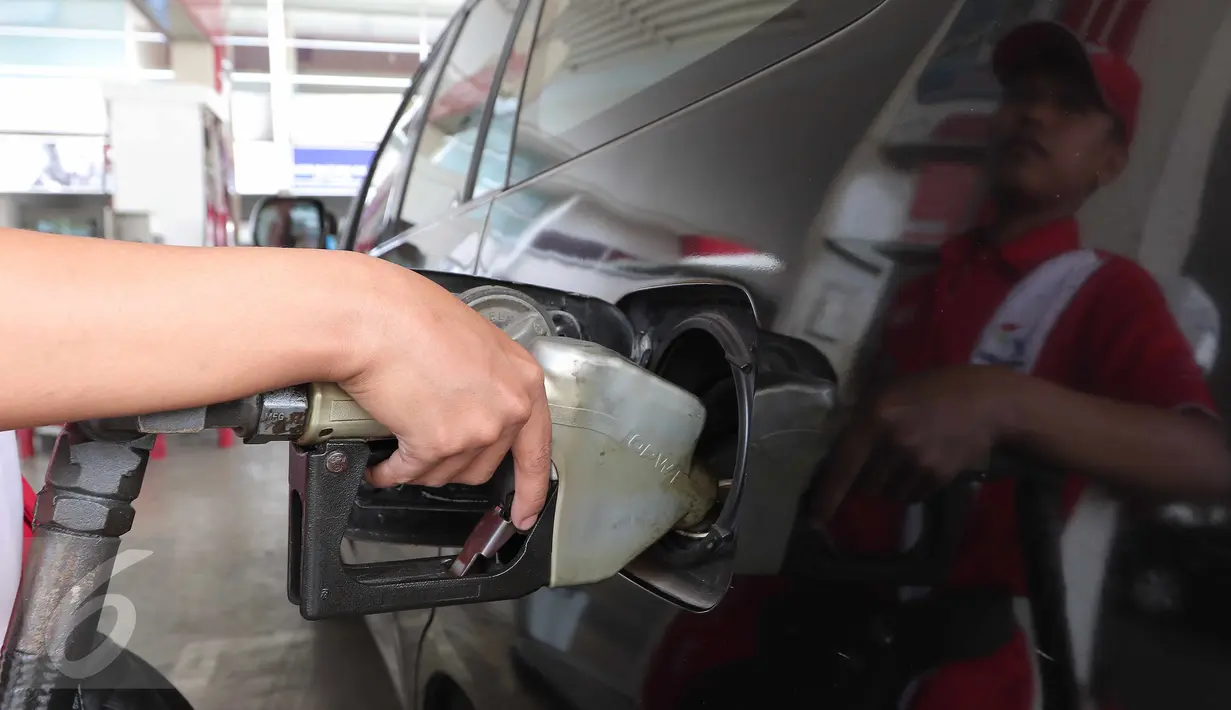 Sebuah mobil mengisi BBM jenis solar di SPBU kawasan Kuningan, Jakarta, Kamis (8/10/2015). Pemerintah menurunkan harga solar dari Rp 6.900/liter menjadi Rp.6.700/liter. Harga baru berlaku mulai Jumat, 9 Oktober mendatang. (Liputan6.com/Angga Yuniar)