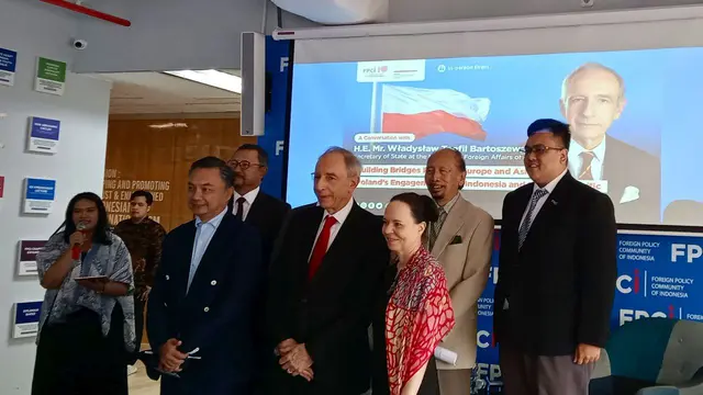 Foto bersama Wakil Menteri LN Polandia, Władysław Teofil Bartoszewski dengan perwakilan FPCI dan tamu undangan