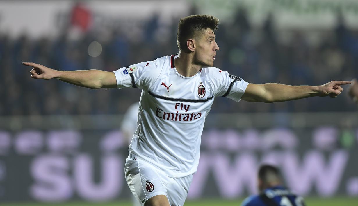 Striker AC Milan, Krzysztof Piatek, merayakan gol yang dicetaknya ke gawang Atalanta pada laga Serie A di Stadion Atleti Azzurri d'Italia di Bergamo, Sabtu (16/2). Atalanta kalah 1-3 dari Milan. (AFP/Miguel Medina)