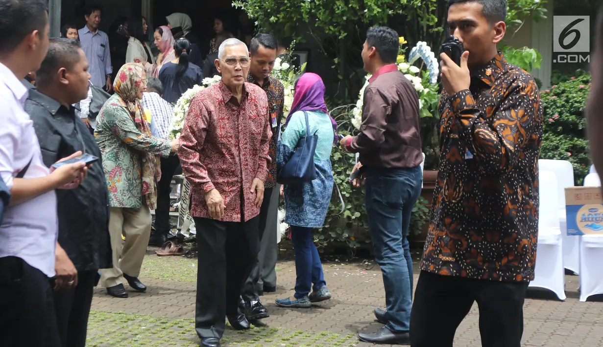 Wakil presiden Indonesia keenam, Try Sutrisno melayat ke kediaman Probosutedjo di Jakarta, Senin (26/3). Probosutedjo  merupakan pendiri Himpunan Pengusaha Pribumi Indonesia (Hippi). (Liputan6.com/Arya Manggala)