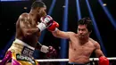 Petinju asal Filipina, Manny Pacquiao berhasil memukul petinju AS, Adrien Broner selama pertandingan tinju kelas welter WBA di Las Vegas (19/1). Pacquiao  menang lewat kemenangan angka mutlak, 117-111, 116-112, dan 116-112. (AP Photo/John Locher)