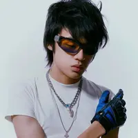 Warren Hue saat berpose untuk 88rising. Musisi kelahiran 2002 ini bergabung dengan label musik 88rising pada 2021, menyusul Rich Brian sesama Rapper. (Instagram/@88rising)