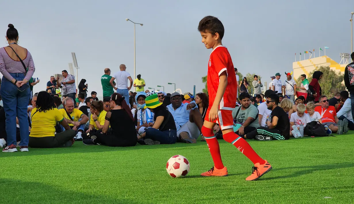 Aksi pesepak bola cilik lokal berikut juga menjadi hiburan tersendiri bagi para suporter yang memadati arena Fan Festival di Al Bidda Park. (Dok. SCM)