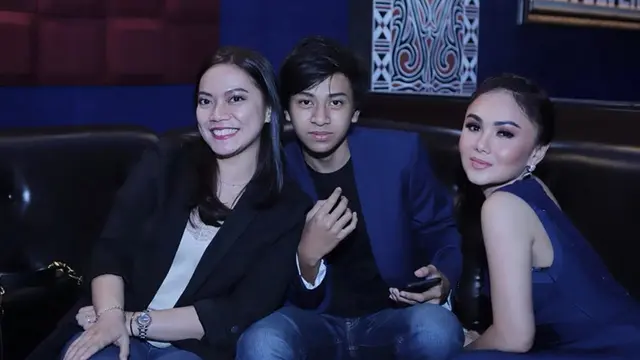 Jarang Terekspos, Ini 6 Momen Kebersamaan Yuni Shara dengan Anak Sambungnya