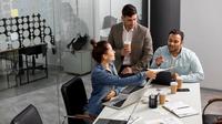 Ilustrasi Staff Kantor Bekerja Bersama Berkolaborasi / by freepik