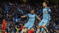 Striker Manchester City Sergio Aguero merayakan gol ke gawang Liverpool pada laga Premier League di Stadion Etihad, Manchester, Minggu (19/3/2017). (AFP/Paul Ellis)