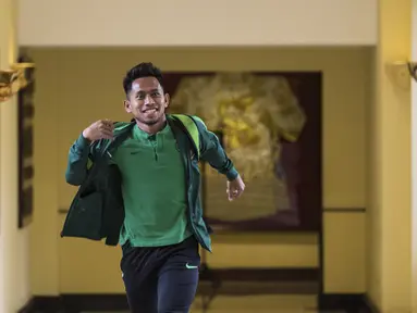 Pemain Timnas Indonesia, Andik Vermansah, tersenyum saat bersiap menuju SUGBK dari Hotel Sultan, Jakarta, Selasa (13/11). Timnas Indonesia akan melawan Timor Leste pada laga Piala AFF 2018. (Bola.com/Vitalis Yogi Trisna)