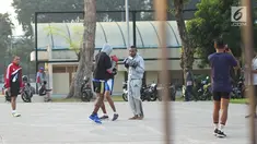 Warga berlatih tinju di Taman Lapangan Banteng, Jakarta, Kamis (20/6/2019). Taman dengan luas 5,2 hektar tersebut menjadi salah satu lokasi favorit warga untuk berolahraga dan juga melepas penat. (Liputan6.com/Immanuel Antonius)