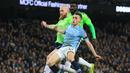 Aksi gelandang muda Man City, Phil Foden pada laga lanjutan Premier League yang berlangsung di Stadion Etihad, Manchester, Kamis (4/4). Manchester City menang 2-0 atas Cardiff City. (AFP/Oli Scarff)