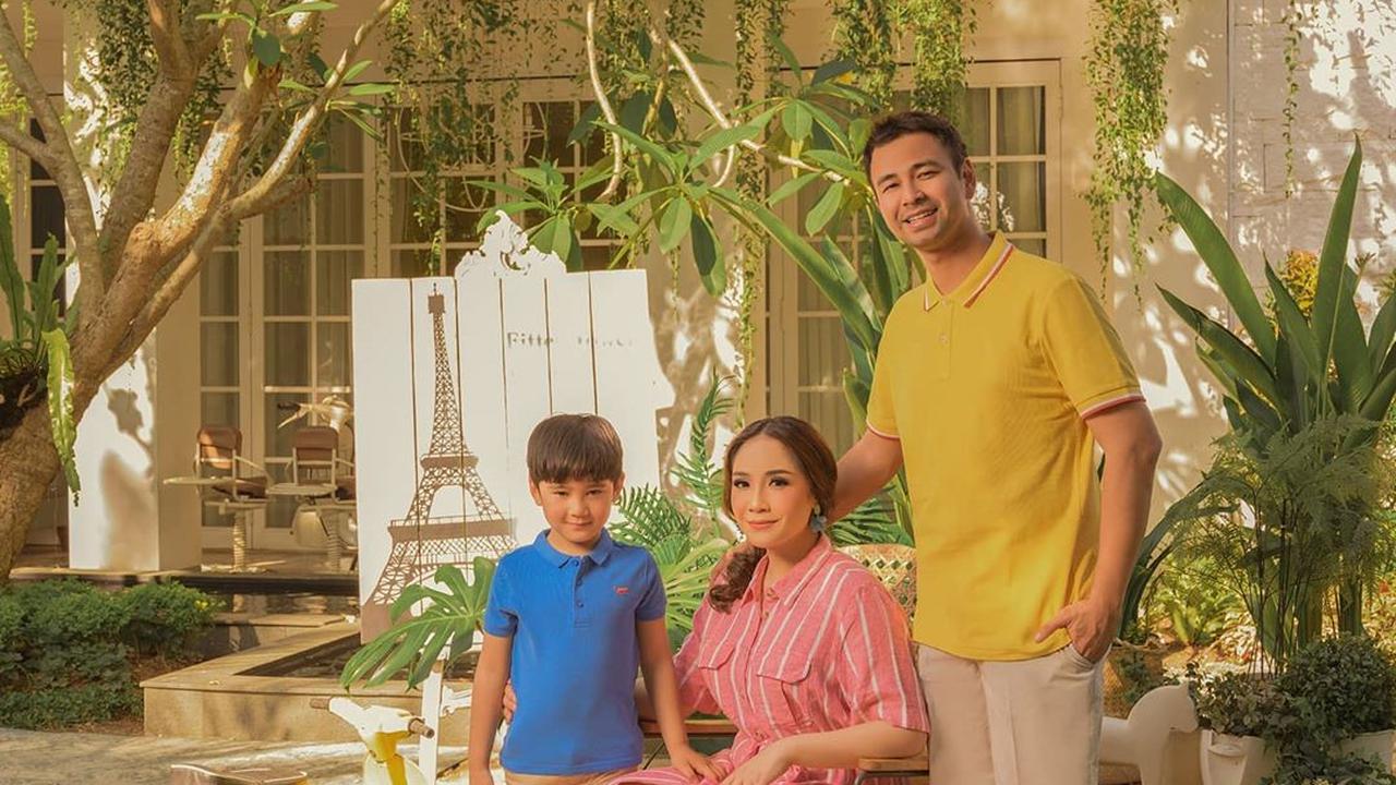 Raffi Ahmad, Nagita Slavina, Rafathar. (Foto: Instagram @riomotret)