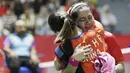 Pebulu tangkis Indonesia, Oktila Laeni Ratri, memeluk pebulu tangkis Cina, Cheng Hefang, usai laga final Asian Para Games di Istora, Jakarta, Jumat (12/10/2018). Oktila Laeni takluk 21-19, 18-21, dan 13-21. (Bola.com/M Iqbal Ichsan)