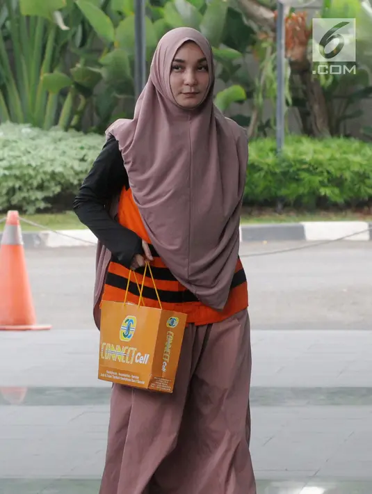 Ekspresi calon wali kota Malang 2018 Ya'qud Ananda Gudban saat tiba di Gedung KPK, Jakarta, Jumat (22/6). Ya'qud akan menandatangani perpanjangan penahanan untuk 30 hari ke depan. (Merdeka.com/Dwi Narwoko)