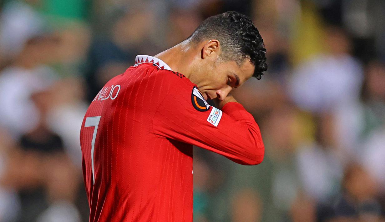 Cristiano Ronaldo lagi-lagi gagal mencetak gol bersama Manchester United. Kali ini ia gagal membobol gawang tuan rumah Omonia Nicosia dalam matchday ketiga Liga Europa 2022/2023, Jumat (7/10/2022) dini hari WIB. Padahal, ia hanya membutuhkan 1 gol lagi untuk menggenapkan koleksi golnya di angka 700. (AFP)