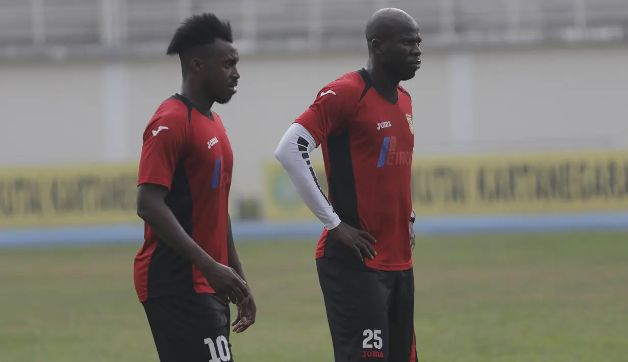 Pemain asing Mitra Kukar, Guy Junior dan O.K John bersiap mengikuti latihan jelang laga semi final Piala Presiden 2015 melawan Persib di Stadion Aji Imbut, Tenggarong, Kaltim, Sabtu (2/10/2015). (Bola.com/Vitalis Yogi Trisna)