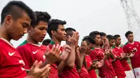 Para pemain Timnas Indonesia U-19 doa bersama usai laga ujicoba melawan PPLM di Lapangan NYTC Sawangan, Depok, Jawa Barat, Jumat (5/8/2016). Timnas Indonesia U-19 menang 3-0 atas PPLM. (Bola.com/Vitalis Yogi Trisna)