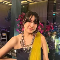 Afifah Yusuf ikuti jejak sang ibu, legenda musik Tanah Air Hetty Koes Endang menjadi penyanyi. [Instagram.com/afifahyusuf]