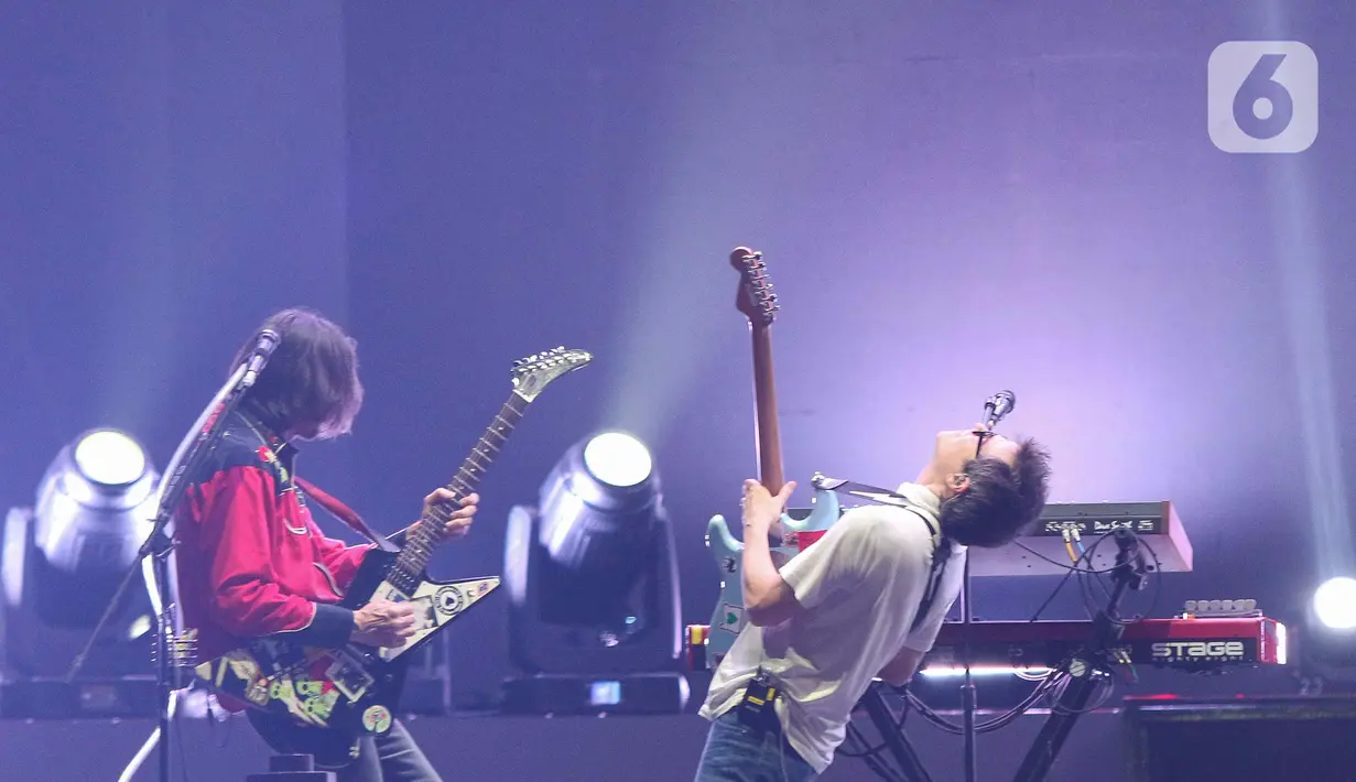 Grup musik asal California, Weezer saat tampil memeriahkan Soundrenaline di Allianz Ecopark, Ancol, Jakarta Utara, Sabtu (26/11/2022). Weezer tampil memeriahkan Soundrenaline 2022 dengan membawakan lagu  Beverly Hills, dan Anak Sekolah milik Chrisye. (Liputan6.com/Herman Zakharia)