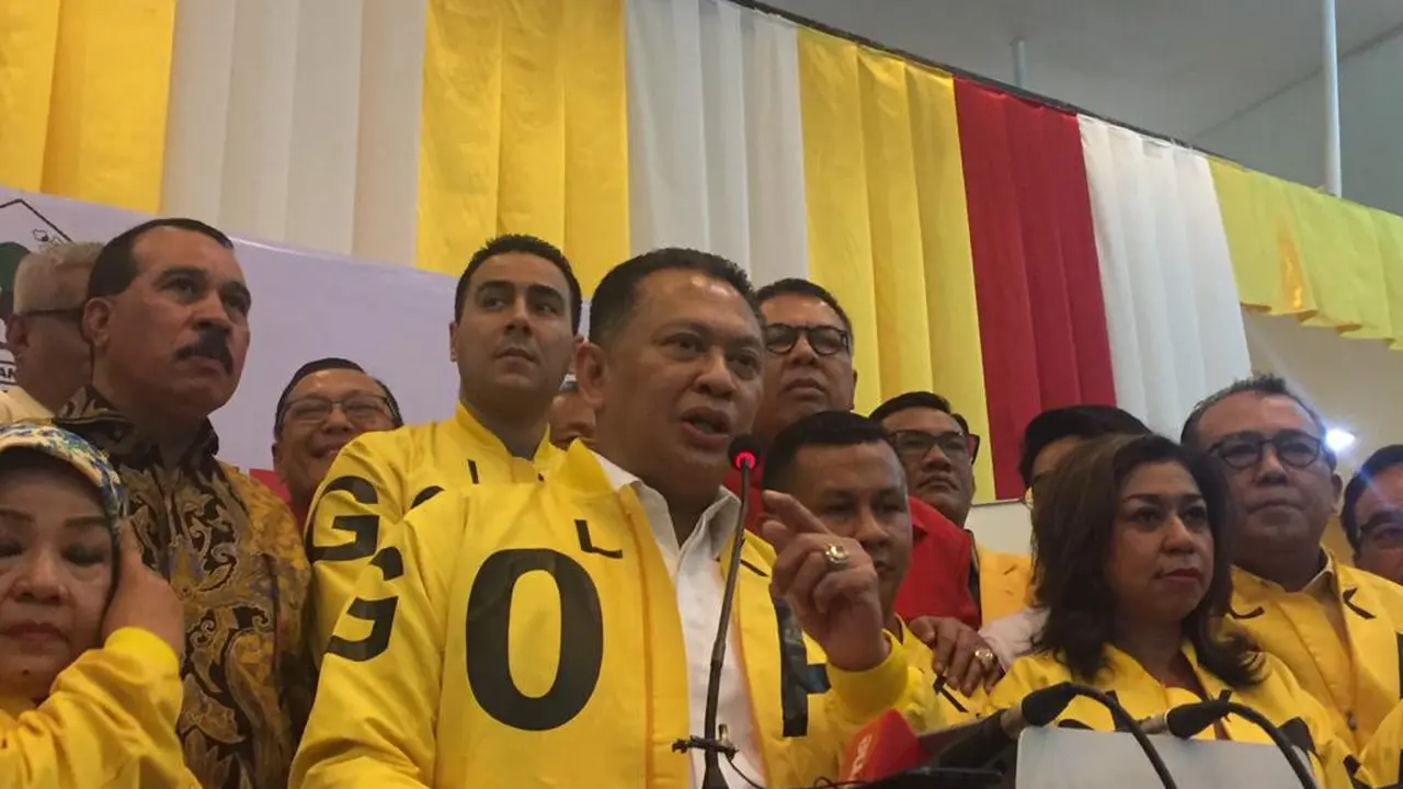 Calon Ketua umum Partai Golkar Bambang Soesatyo saat mendaftarkan diri di Kantor DPP partai Golkar, Slipi,Jakarta Barat. (Merdeka.com/Muhammad Genantan Saputra)
