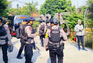 Pihak kepolisian menyisir SDN Srengseng Sawah 15, Jagakarsa, Jakarta Selatan usai mendapat ancaman bom. (Foto: Istimewa).