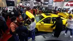 Suasana hari kedua pameran Indonesia International Motor Show (IIMS) 2023 di JIExpo Kemayoran, Jakarta Pusat, Jumat (17/2/2023). IIMS 2023 yang berlangsung hingga 26 Februari mengangkat tema "Bringing Opportunity for Otomotive Society Together" (BOOST) dan menghadirkan sekitar 40 merek otomotif dengan menampilkan produk dan konsep terbaru. (Liputan6.com/Johan Tallo)