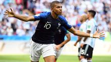 Striker Prancis, Kylian Mbappe, merayakan gol ke gawang Argentina pada laga 16 besar Piala Dunia di Kazan Arena, Kazan, Sabtu (30/6/2018). Prancis menang 4-3 atas Argentina. (AFP/Franck Fife)