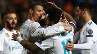 Pemain Real Madrid, Cristiano Ronaldo dan rekan setimnya merayakan gol ke gawang APOEL Nicosia pada matchday kelima Liga Champions di Stadion GSP, Selasa (21/11). Ronaldo menyumbang dua dari enam gol Madrid dalam laga tandang itu. (AP/Petros Karadjias)
