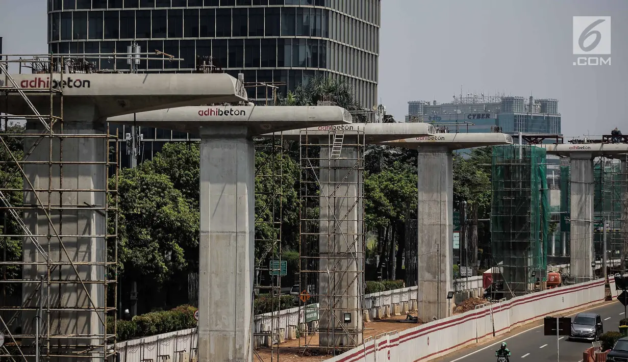 Suasana pembangunan Proyek Light Rail Transit (LRT) Cawang-Dukuh Atas di Jakarta Selatan, Kamis (10/5). Saat ini progress pengerjaan proyek Cawang-Dukuh Atas mencapai 22 persen dan ditargetkan dapat selesai pertengahan 2019. (Liputan6.com/Faizal Fanani)