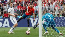 Pemain timnas Spanyol, Iago Aspas melakukan tendangan ke gawang Rusia pada babak 16 besar Piala Dunia 2018 di Stadion Luzhniki, Minggu (1/7). Rusia lolos ke perempat final setelah menang adu penalti 4-3 atas Spanyol. (AP/Antonio Calanni)