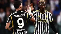 Penyerang Juventus, Dusan Vlahovic, merayakan gol bersama rekannya, Paul Pogba, dalam laga kontra Bologna di Allianz Stadium pada giornata kedua Serie A Liga Italia, Minggu (27/8/2023). (MARCO BERTORELLO / AFP)