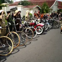 Rayakan Hari Pahlawan, polisi ajak masyarakat Indonesia untuk mengheningkan cipta di jalan protokol.