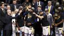 Pebasket Golden State Warriors, Kevin Durant, mengangkat trofi MVP Final NBA 2018 pada Gim 4 Final NBA di Quicken Loans Arena, Jumat (8/6/2018). Kevin Durant terpilih sebagai pemain terbaik Final NBA 2018. (AP/Carlos Osorio)