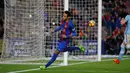 Neymar berhasil menceploskan bola ke gawang   Celta Vigo dalam lanjutan Liga Spanyol pekan ke-26 di Stadion Camp Nou, Minggu (5/3). Barca tampil memukau dengan menciptakan 5 gol tanpa balas ke gawang Celta Vigo. (AP PHOTO)