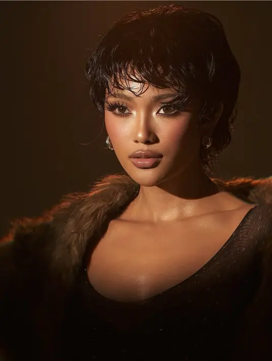 Marion Jola tampil memukau lewat foto terbaru dirinya. Ia menampilkan sisi berbeda dari dirinya terlihat dari gaya rambutnya.  [@riomotret]