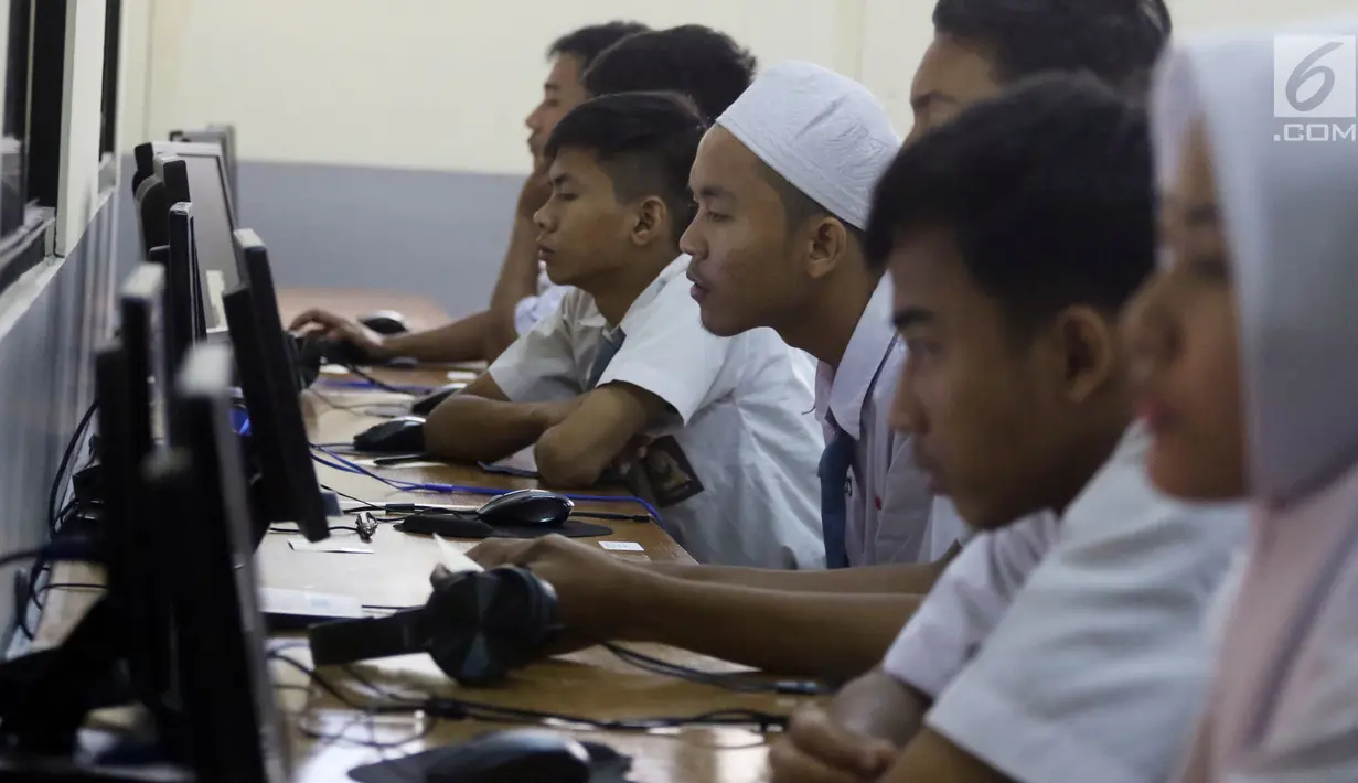 Sejumlah murid Sekolah Menengah Kejuruan (SMK) melaksanakan Ujian Nasional Berbasis Komputer (UNBK) di SMK Negeri 1, Jakarta, Senin (2/4). Adapun Ujian Nasional (UN) susulan untuk SMK akan diselenggarakan 17 hingga 18 April. (Liputan6.com/Arya Manggala)