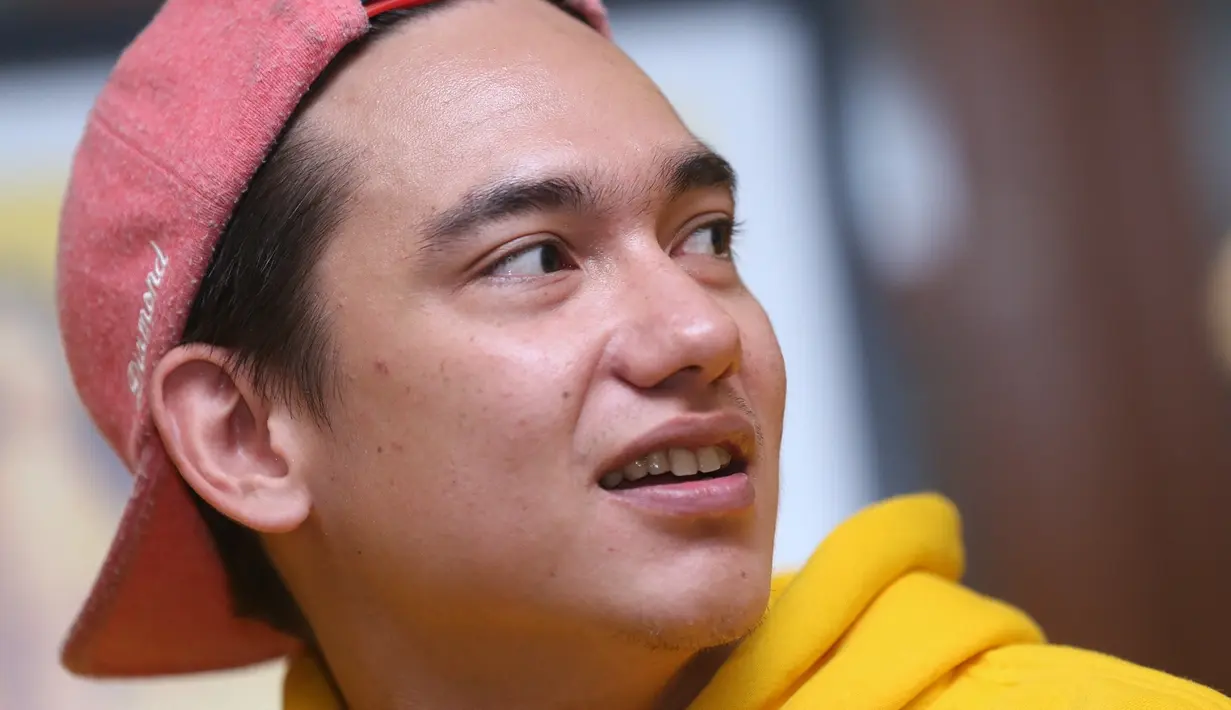 “Kesulitan di film ini juga banyak,  kayak harus bisa main percussion, terus harus bisa menahan hasrat 12 tahun gimana supaya semua orang percaya kalau saya suka sama Ayu gitu,” ungkapnya. (Nurwahyunan/Bintang.com)