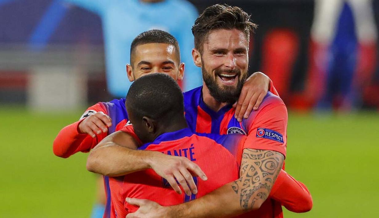 Striker Chelsea, Olivier Giroud, melakukan selebrasi usai mencetak gol ke gawang Sevilla pada laga Liga Champions di Stadion Ramon Sanchez Pijuan, Kamis (3/12/2020). Chelsea Menang dengan skor 4-0. (AP/Angel Fernandez)