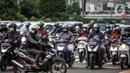 Sejumlah pengendara sepeda motor melintas di Jalan Thamrin, Jakarta, Selasa (17/5/2022). Presiden Joko Widodo atau Jokowi mengumumkan kebijakan pelonggaran penggunaan masker karena situasi pandemi COVID-19 di Indonesia sudah menunjukkan perbaikan. (Liputan6.com/Faizal Fanani)