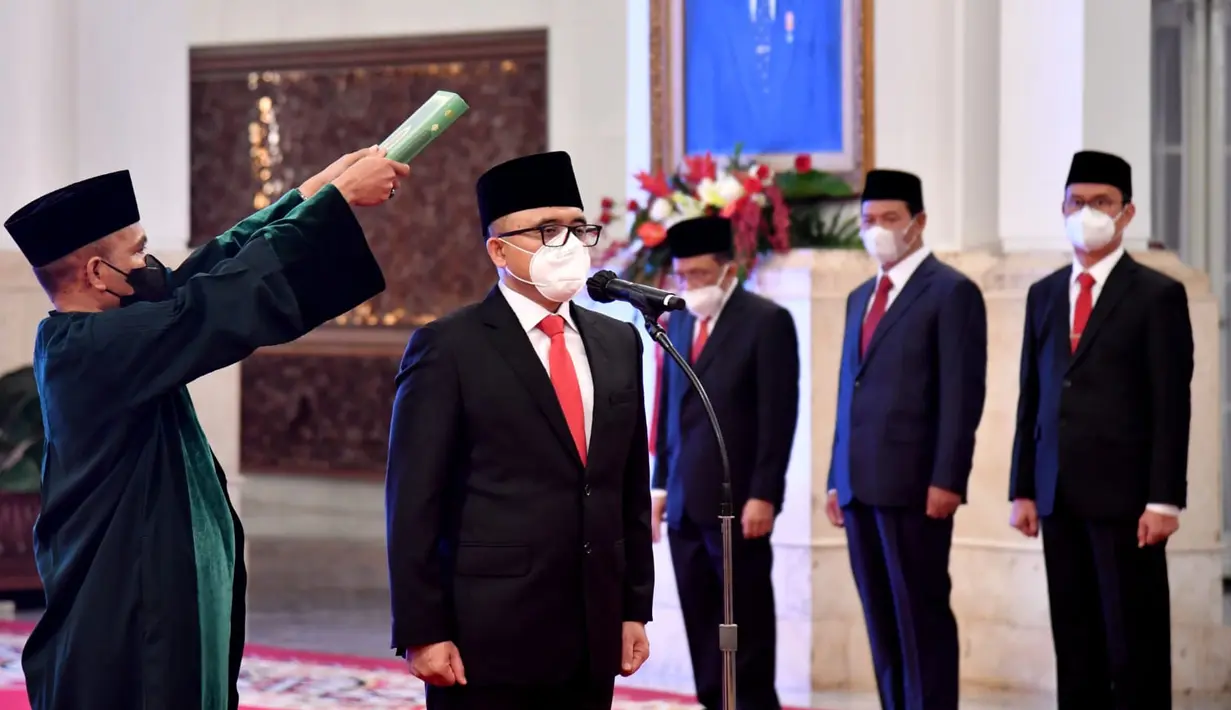 Menteri Pendayagunaan Aparatur Negara dan Reformasi Birokrasi (MenPAN RB) Abdullah Azwar Anas mengucapkan sumpah jabatan saat dilantik Presiden Joko Widodo di Istana Negara, Jakarta, Rabu (7/9/2022). Jokowi melantik Abdullah Azwar Anas yang sebelumnya menjabat Kepala Lembaga Kebijakan Pengadaan Barang/Jasa Pemerintah (LKPP) sebagai MenPAN RB menggantikan Tjahjo Kumolo yang wafat. (FOTO: Rusman - Biro Pers Sekretariat Presiden)