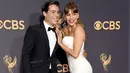 Aktris Sofia Vergara bersama Manolo Gonzalez Vergara berpose di karpet merah Emmy Awards 2017 di Los Angeles, Minggu (17/9). Aktris 45 tahun itu tampak meletakkan kedua tangannya di bahu pria muda dengan setelan jas. (Richard Shotwell/Invision/AP)